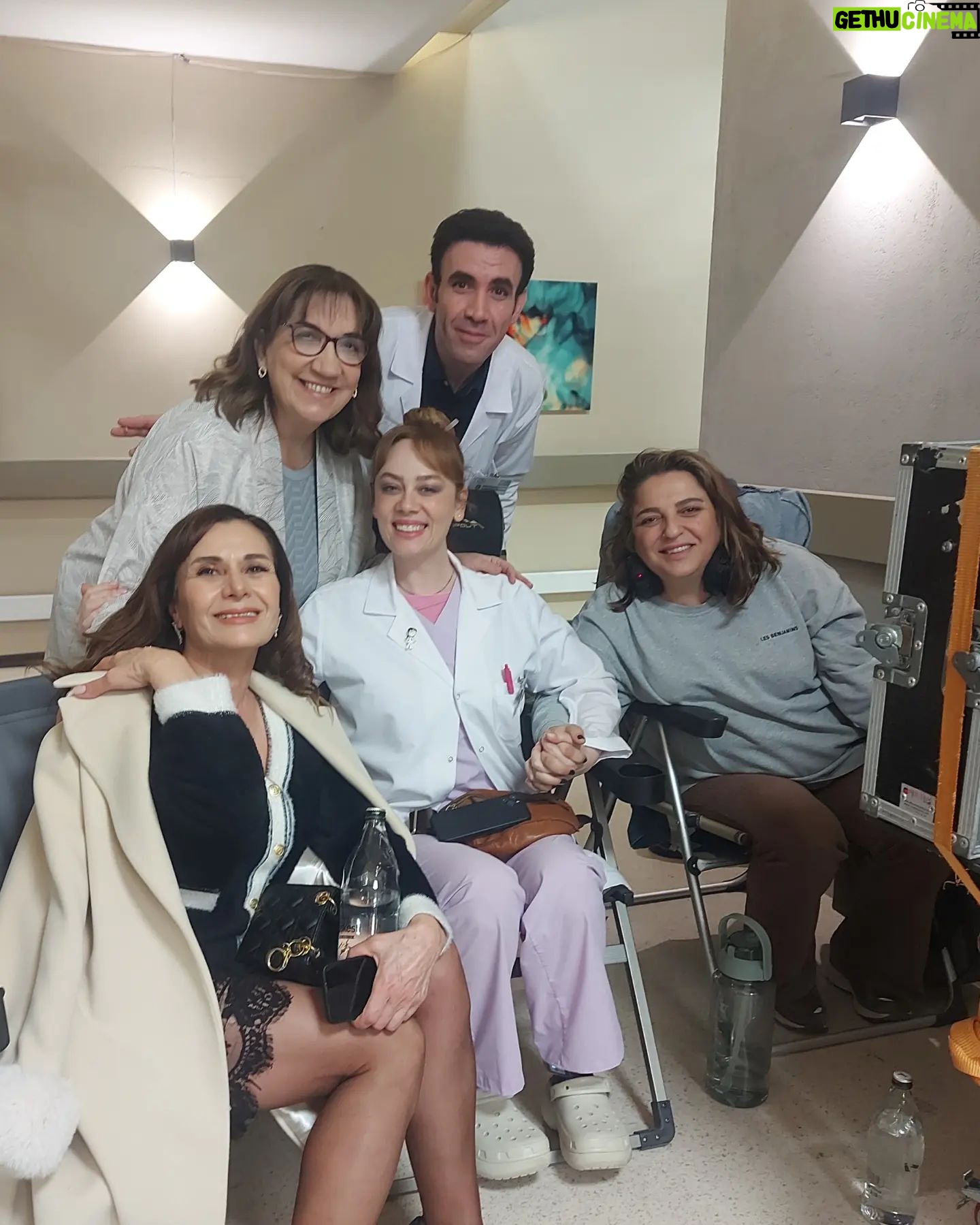 Füsun Demirel - 24.4K Likes - @bahar.dizi #sethalleri🎬 #setteyim #canlarım💕
@neslihanyesilyurt @temedragve @hatisaslan @mehmetyilmazak @showtv @mfyapimtv