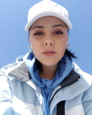 Fəridə Şahbazova Instagram - Bu allergik fəsili sevmədiyim hər halımdan bəllidir🥰 Allergik reaksiyalar məni,məndə onları təhdid edirəm amma sonda yenə təbiət öz sözünü təsdiqləmiş olur☀️✔️ Əyər  çaşıb(nəfsimi saxlaya bilməyib))) sitrus meyvə yesəm və ya gündüz saatları zərurətdən çölə çıxmalı olsam,günün sonunda burnumu və gözlərimi  ovucumun içində qopmuş vəziyyətdə tapmadığıma sevinirəm🤧👀 Yaz fəslini doya- doya yaşayan insanlara isə sözün əsl mənasında  qibtə edirəm☀️❤️ Tək olmadığıma sevindirin məni🧐