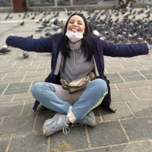 Fəridə Şahbazova Instagram - Cəsur,Müstəqil və Özündən əmin "QADIN"lar yetişdirmək üçün çalışmalıyıq.Bu gün ŞAHZADƏ kimi davrandığımız, otağından tutmuş ayaqqabısına qədər çəhrayı rəngə boyadığımız balaca qızlarımıza görən böyüyəndə də ŞAHZADƏLƏR kimi davranacaqlarmı?!
Bizlər onları şahzadələr kimi böyüdərkən,onlarda eynən nağıllardakı kimi- böyüyəndə gəlib onları xilas edəcək ağ atlı şahzadələrini gözləyəcəklər....Halbuki "ONLAR" hər şeyi tək başlarına bacara biləcək gücdədirlər!!! #8martdünyakadınlargünü