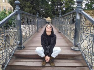Fəridə Şahbazova Instagram - Men sene deli kimi vurqunam YAQİSH❤️Kesme Sen!Cunki qulaqim sesine,nefesim qoxuna mohtac qalir.Getme nolar birazda qal.Men seni lap ushaqliqimdan sevirem.Ayaqqablarimin içine dolanda bele aciqim tutmayib sene hec vaxt.Ele xoshuma gelirdi ki,eve çatan kimi nenem bütün ishin atib ayaqlarimi istilemeye calishardi❤️Sonra ayaqqabilarimi sobanın yanına qoyub- seher mektebe qurusun deyerdi:❤️Mende seher darvazamizdan cixar cixmaz bile-bile ayaqqabilarimi tezeden senle isladardim.Senle birlikde isinib uzun mekteb yolun gederdik.Ders boyu gözüm pencerede qalardi,eve gedene qeder Kesme deye😔Menim ushaqliq SEVGİM.Seninle baqli her kesin bir,belkede minlerle hekayesi var🌧️Bu yazdiqlarim senle olan hekayemizin yalnız cüzi bir hissesidir.Sen yaqanda men yeniden doquluram,yene eyni hislerle ushaq kimi sevinirem ve bu sevinc yalnız sen yaqanda yashanir mende🌧️❤️ size bir sirr verim men hec vaxt  cetir tutmamisam☔🌧️🌧️🌧️🌧️🌧️