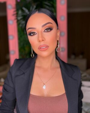 Fəridə Şahbazova Instagram - Чудо обязательно случится🎲 @makeupbysebnem_ ❤️ @lareinebaku