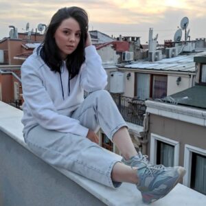 Fəridə Şahbazova Instagram - Ah kimselerin vakti yok durup ince şeyleri anlamaya
Kalın fırçalarını kullanarak geçiyorlar 
Evler,çocuklar,mezarlar çizerek dünyaya 
Yitenler olduğu görülüyor 
Bir türküyü açtılar mı 
Bakıp kapatıyorlar... Gülten Akın