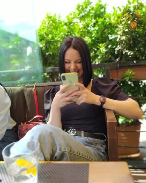 Fəridə Şahbazova Instagram - Qelib @gucci , Qelib @cartier hetta elimde tutduqum kohne model @apple bele ozumun deyil❎ Xoshbetlik ucun bundan artiq ne lazimdir insana deye dushunub,bu qeder xoshbext qaldim bu shekilde❤️ sizi ne xoshbext edir filan kimi suallar vermeyecem😜isteseniz sherh bolmesinde bolushersiniz menle🥰❤️