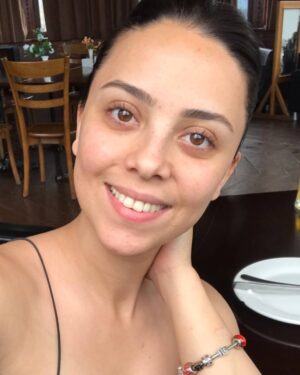 Fəridə Şahbazova Instagram - "Birinci gündən dieta başlayıram🤥"cumlesi sizlərə də tanış gəlir?Həyatımızda bir neçə dəfə bu cümləni qurmuş amma həftə tamamlanmadan o dietaya harda və necə son verdiyimizi unutmuşuq🍕🍟🍫🍔Çünki bu dünyadakı ən çətin iş insanın özünü qısıtlamağıdır😖 Marketlərin piştaxtalarındakı bol şəkərli şirniyyatların,şokoladlı rəngarəng  tortların🍩🍰 bizi bizdən aldığı o anlarda özünüzə hansı qadağaları qoyursuz??? Acı da olsa deyim ki, karantini bəhanə edib kiloları kəllə çarxa çıxanlardanam🙈 Bu isə keçən yaydan qalma incecik qızın rəsmi olmalıdır💃