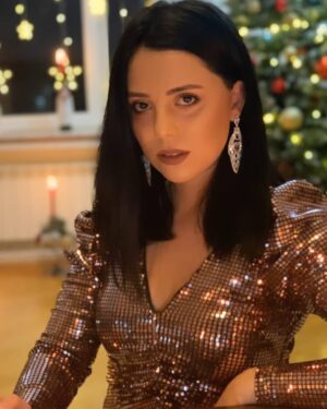 Fəridə Şahbazova Instagram - Yüzüm asık değil,modeli böyle🤩