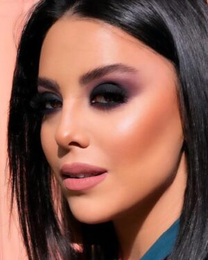 Fəridə Şahbazova Instagram - Ama taç her zaman konacağı doğru başı bulur👑 #makeup @makeupbysebnem_  #hairstyle  @stylist_nargiza  @lareinebaku