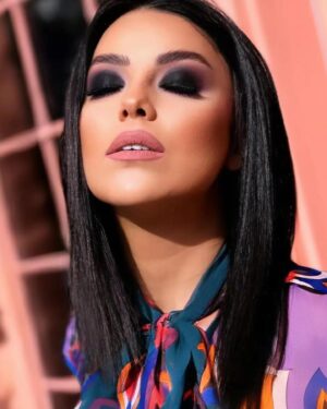 Fəridə Şahbazova Instagram - Ama taç her zaman konacağı doğru başı bulur👑 #makeup @makeupbysebnem_  #hairstyle  @stylist_nargiza  @lareinebaku