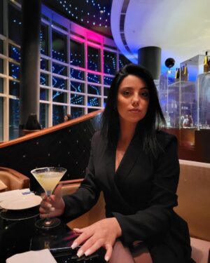 Fəridə Şahbazova Instagram - “Niye hiç arayıp sormuyorsun” diye soru mu olur? Aklıma gelmiyorsun demek ki!  Genelde bu soruyu soranlar: arayıp sorma zahmetine girmeyip hep aranmayı bekleyenlerdir.Bilmezler ki tenezzül edip, ara sıra varlıklarını hatırlatmayanlar, bir süre sonra hafızadan silinir! Hal hatır sormam senin için bu kadar kıymetliyse, sen niye aramıyorsun kardeşim? #depresifleydi 🌟