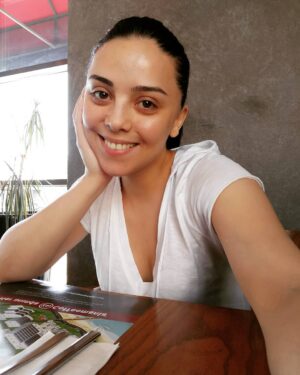 Fəridə Şahbazova Instagram - İyi ki dediğim o kadar çok olumsuzluk oldu ki hayatımda.
İyi ki diyemesem, nasıl devam edebilirim ki yoluma?
Yeniden nasıl sevebilirim ki?
Yeniden nasıl umut bağlayabilirim ki?
Yeniden nasıl mutlu olabilirim ki?
İyi ki diyebilmek güç veriyor.
Yoksa korkardım.
Yoksa kapana kısılmış hissederim.
Ayaklarıma prangalar bağlanmışcasına yaşamama neden olur iyi ki diyemediğim her şey.
Yaşadıklarım güvenmemeyi öğretmedi, kendime nasıl güveneceğimi öğretti.
Hayalkırıklıklarım kaçmayı değil, kırılganlığımla baş etmeyi öğretti.
Bu bana yeniden ayağa kalkmayı öğretti ve sonrasında hiç düşürmedi hayalkırıklıklarım.
İyi ki "iyi ki" diyebiliyorum.

Ziya Ünlütürk ❤️