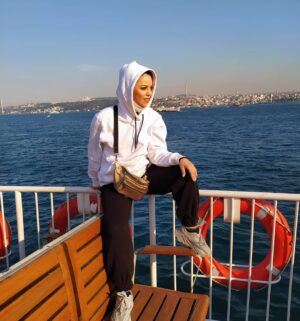 Fəridə Şahbazova Instagram - Kimilerinin ruhları ölüdür. O ölü ruhlar,canlı,ışıl ışıl parlayan ruhların cazibelerine kapılırlar.Onların canlılığı ölü ruhlara hayat verir.Işıl ışıl parlayan kişiler ise ışıklarını paylaşmayı severler.İlk başta her şey yolundadır.Zamanla bir şeyler değişmeye başlar.Ölü ruhlar zamanla yeniden ölülüğüne doğru ilerler.Bir süre sonra bu karanlık ruh etrafındaki ışığa tutunur.Ondan daha fazla beslenmek ister.Hatta sadece kendisini beslemesini bekler.Ama iki kişiyi besleyemez hale gelir ışıl ışıl olan ruh.Parlaklığını yitirmeye başlar.Hem kendine yetmeye çalışır hemde karanlık ruhu aydınlığa çekmek zorunda hisseder.Ama bir yandan kendi sönüşünün farkındadır.Hatta söndüğü için suçlanır.Hep ışıldaması beklenir ama ışığını çeken karanlık bir ruhla eskisi kadar kolay değildir ışıldaması.Zamanla bir yıldızın sönüşü gibi söner,ölü bir yıldız haline gelir.Ama o karanlık,ölü ruh yeni bir parlak yıldız bulmuştur yine.Gidip ondan beslenmeye başlar.Arkasinda bıraktığı bir sürü ölü yıldızla.... Kendine ışık olamayana, kendisinin ışığı olamayanlara ışık olmaya çalışmak,sizin kendi ışığınızıda kaybetmenize neden olabilir.  Birlikte parlayacağınız seçimleriniz olsun☀️☀️☀️☀️☀️☀️☀️☀️☀️☀️☀️❤️ #ziyaünlütürk
