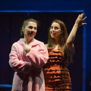 Fəridə Şahbazova Instagram - Bu gün Azərbaycan peşəkar Milli Teatrının 148 yaşı tamam olur.Teatr sənəti canlı ünsiyyətdə yaşayır və nəfəs alır.Əks halda bu artıq teatr olmur.Teatrı Kinodan və başqa vizual sənətlərdən fərqləndirən də məhz budur.Artıq bir ildir ki,Teatr səhnəsindən və tamaşaçı ilə canlı ünsiyyətdən məhrum qalan, teatra həyatını həsr edən,teatrla yaşayan ,teatrı sevən hər kəsin SƏNƏT Bayramı mübarək.Hər şeyə rəğmən Sənət və Sənətə ümidimiz yaşayır...YAŞASIN TEATR🎭🎭🎭🎭🎭 #theatre #nationaltheatreday🎭akademik