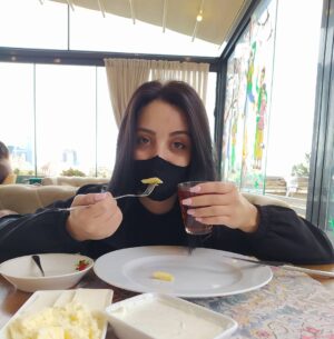 Fəridə Şahbazova Instagram - Ey TEBİBİM daha yox dərdə dəvamım neynim?!Od tutub yanmadadır cismide canim neynim.Tapmiram yalnız səbəbinki nə bəladır çəkirəm,dəyməyib kimsəyə bir zərrə ziyanım neynim🦠Bəndəyəm səbr edirəm,çün hələlik  var nəfəsim😷,ürəyimcə dövr eləmir dövrü zamanım neynim🦠 #stopstupid