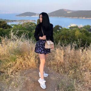 Fəridə Şahbazova Instagram - #nevergiveuponyourdreams 💫