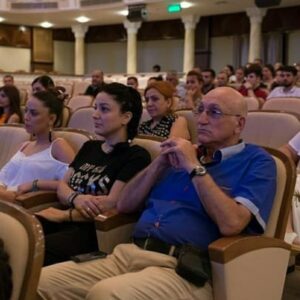 Fəridə Şahbazova Instagram - Bu gün Azərbaycan peşəkar Milli Teatrının 148 yaşı tamam olur.Teatr sənəti canlı ünsiyyətdə yaşayır və nəfəs alır.Əks halda bu artıq teatr olmur.Teatrı Kinodan və başqa vizual sənətlərdən fərqləndirən də məhz budur.Artıq bir ildir ki,Teatr səhnəsindən və tamaşaçı ilə canlı ünsiyyətdən məhrum qalan, teatra həyatını həsr edən,teatrla yaşayan ,teatrı sevən hər kəsin SƏNƏT Bayramı mübarək.Hər şeyə rəğmən Sənət və Sənətə ümidimiz yaşayır...YAŞASIN TEATR🎭🎭🎭🎭🎭 #theatre #nationaltheatreday🎭akademik