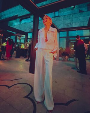 Gökçe Eyüboğlu Instagram - Dün gece 🌟 #cihannacar10thyear 🌟
Nicelerine🍀✨
.
📸 @damlaess 
👗 @happytowear_