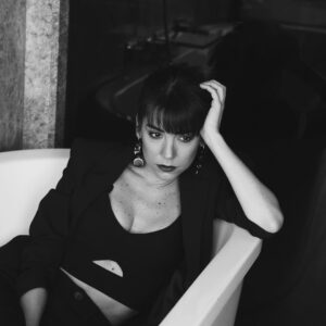 Gökçe Eyüboğlu Instagram - Hüzün seviyordu ...♣️
📸 @gunermertt