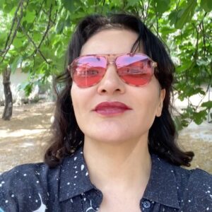Göksel Instagram - Köyümüzü ziyarete geldik. Aysel teyzemizi omzunda kuşu ile burda bulmuştuk. Lütufsuz Yaz’ın klibine konmuştu. 🕊️Tam 4 yıl geçmiş üzerinden, Aysel teyzemiz kuşunu kaybetmiş ama neşesinden, gülüşünden bi şey kaybetmemiş. 🧿 Ve bu köy hala çok güzel. 💞