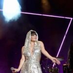 Göksel Instagram - Her haliyle kendilerinin en iyi versiyonu olan, varlıkları ile değer katan tüm kadınlarımız… iyi ki varsınız! 🫂💜 Dünya Kadınlar Günü’ne özel hazırladığımız sahnemiz 8 Mart’ta İstanbul Kongre Merkezi’nde! Biletler Passo’da🎫