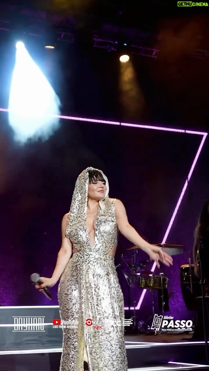 Göksel Instagram - Her haliyle kendilerinin en iyi versiyonu olan, varlıkları ile değer katan tüm kadınlarımız… iyi ki varsınız! 🫂💜 Dünya Kadınlar Günü’ne özel hazırladığımız sahnemiz 8 Mart’ta İstanbul Kongre Merkezi’nde! Biletler Passo’da🎫