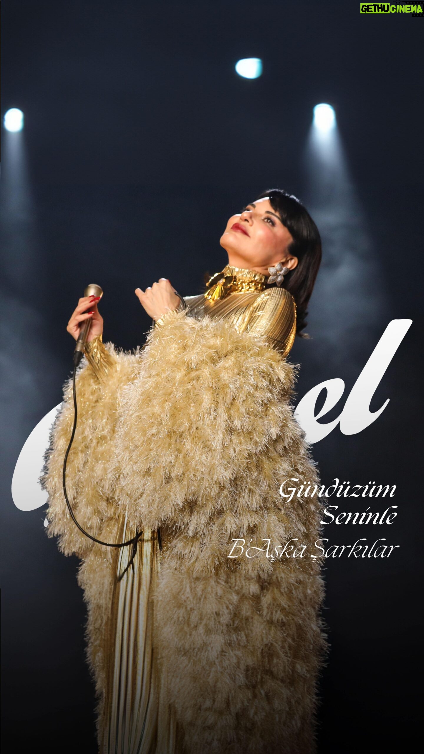 Göksel Instagram - Pazar akşamlarınızın assolisti B’Aşka Şarkılar serimizin son şarkısı ile karşınızda!💃🏻 “Aşkını bir sır gibi senelerdir sakladım” Bu şarkıyı ortaokul sıralarında, boş derslerde, sınıfımızın assolisti iken söylerdim ☺️ Videonun tamamını Youtube kanalımdan izleyebilir ve B’Aşka Şarkılar albümümüzü artık tüm dijital platformlardan dinleyebilirsiniz.🌹