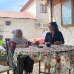 Göksel Instagram - Köyümüzü ziyarete geldik. Aysel teyzemizi omzunda kuşu ile burda bulmuştuk. Lütufsuz Yaz’ın klibine konmuştu. 🕊️Tam 4 yıl geçmiş üzerinden, Aysel teyzemiz kuşunu kaybetmiş ama neşesinden, gülüşünden bi şey kaybetmemiş. 🧿 Ve bu köy hala çok güzel. 💞