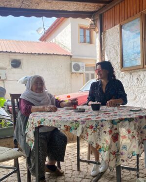 Göksel Instagram - Köyümüzü ziyarete geldik. Aysel teyzemizi omzunda kuşu ile burda bulmuştuk. Lütufsuz Yaz’ın klibine konmuştu. 🕊️Tam 4 yıl geçmiş üzerinden, Aysel teyzemiz kuşunu kaybetmiş ama neşesinden, gülüşünden bi şey kaybetmemiş. 🧿 Ve bu köy hala çok güzel. 💞