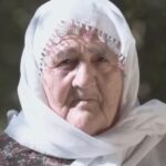 Göksel Instagram - Köyümüzü ziyarete geldik. Aysel teyzemizi omzunda kuşu ile burda bulmuştuk. Lütufsuz Yaz’ın klibine konmuştu. 🕊️Tam 4 yıl geçmiş üzerinden, Aysel teyzemiz kuşunu kaybetmiş ama neşesinden, gülüşünden bi şey kaybetmemiş. 🧿 Ve bu köy hala çok güzel. 💞