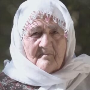 Göksel Instagram - Köyümüzü ziyarete geldik. Aysel teyzemizi omzunda kuşu ile burda bulmuştuk. Lütufsuz Yaz’ın klibine konmuştu. 🕊️Tam 4 yıl geçmiş üzerinden, Aysel teyzemiz kuşunu kaybetmiş ama neşesinden, gülüşünden bi şey kaybetmemiş. 🧿 Ve bu köy hala çok güzel. 💞