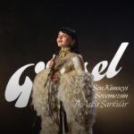 Göksel Instagram - Merhaba, ‘ Sen Kimseyi Sevemezsin ‘ şimdi Youtube kanalımda yayında. 🥀 Güzel yorumlarınızı okuyorum heyecanınızı hissediyorum. Türk Sanat Müziğinin bu ölümsüz eserlerini seslendirmekten aldığım keyfi kelimelere dökmek kolay değil. Önümüzdeki pazar akşamının şarkısı bir başka şaheser. Şimdi adını yazmayacağım, belki içinize düşer. ☺️💦 #BaşkaŞarkılar #SenKimseyiSevemezsin #SolesMüzik #YoutubeAkustik