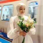 Gözde Akyıldız Instagram – Güzel şeyler bir anda olur🤍
Buket: @rosebellaflowers 
Gelinlik: @houseofzarif 
Makyaj ve türban tasarım: @gizemyolcustudio 

#gelinçiçeği #gelinbuketi #gelin #gelinlik #gelinlikmodelleri #gelinbaşı #gelindamat #düğün #düğünçekimi #düğündavetiyesi #düğünklibi #dışçekim #düğünfotoğrafçısı #düğünfotoğrafı