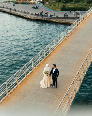 Gözde Akyıldız Instagram - Sevgili Gözde ve Yunus çiftimizle İstanbul’un nefes kesici sokaklarında gerçekleştirdiğimiz unutulmaz fotoğraf çekimini paylaşmaktan heyecan duyuyoruz!✨ 
Pera Palas’tan Taksim’e, Taksim’den Şişhane’ye, Şişhane’den Haliç köprüsü’ne kadar İstanbul’un eşsiz atmosferinde aşk dolu bir yolculuğa çıktık🕊️
İstanbul gibi bir şehirde aşkınız daima büyüsün! İçinizdeki keşfedilmemiş sokakları bulmanız dileğiyle🤍 
@akyldzgzde & @alryns__ 

Gelinlik: @houseofzarif 
Makyaj ve türban tasarım: @gizemyolcustudio 
Aksesuar: @gizemyolcustudio 
Gelin buketi: @rosebellaflowers 

#gelinçiçeği #gelindamat #dugunfotografcisi #düğünfotoğrafçısı #gelinbaşı #gelinlik #gelin #gelinbuketi #gelindamatpozları #düğün #düğündavetiyesi #gelinbaşı #türbantasarımı #dışçekim #düğünklibi