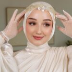 Gözde Akyıldız Instagram – Güzeller güzeli @akyldzgzde ‘yi hazırlamaktan büyük mutluluk duyduk!✨
Her gelinimize yaptığımız gibi yüz hatlarına uygun olarak, özenle seçtiğimiz renklerle ve aksesuarlarla makyaj ve türban tasarımını tamamladık🤍
Gelinlik: @houseofzarif 
Aksesuar: @gizemyolcustudio 

#türbantasarımı #gelincicegi #gelinçiçeği #gelinbaşı #gelin #gelinlik #gelinaksesuarı #gelinbuketi #gelinmakyajı #gelinlikmodelleri #gelinbasimodelleri #gelinbaşıtesettür #davetiye #nikahelbisesi