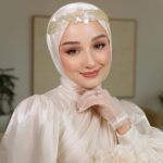 Gözde Akyıldız Instagram – Güzeller güzeli @akyldzgzde ‘yi hazırlamaktan büyük mutluluk duyduk!✨
Her gelinimize yaptığımız gibi yüz hatlarına uygun olarak, özenle seçtiğimiz renklerle ve aksesuarlarla makyaj ve türban tasarımını tamamladık🤍
Gelinlik: @houseofzarif 
Aksesuar: @gizemyolcustudio 

#türbantasarımı #gelincicegi #gelinçiçeği #gelinbaşı #gelin #gelinlik #gelinaksesuarı #gelinbuketi #gelinmakyajı #gelinlikmodelleri #gelinbasimodelleri #gelinbaşıtesettür #davetiye #nikahelbisesi