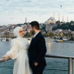 Gözde Akyıldız Instagram - İstanbul koskoca bir şehir..Ve bu şehir yalnızca seninle anlamlı…🕊️ Gelinlik: @houseofzarif Makyaj ve Türban Tasarım: @gizemyolcustudio Aksesuar: @gizemyolcustudio Gelin Buketi: @rosebellaflowers #gelinlik #gelinvedamat #damat #gelin #gelinbaşı #davetiye #alyans #aşk #gelinmakyajı #dışçekim #düğünfotoğrafçısı #düğün #düğünçekimi