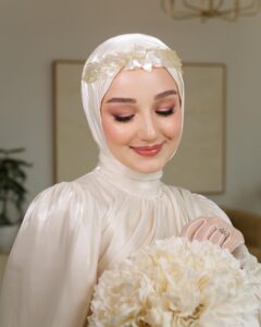 Gözde Akyıldız Instagram - Güzeller güzeli @akyldzgzde ‘yi hazırlamaktan büyük mutluluk duyduk!✨ Her gelinimize yaptığımız gibi yüz hatlarına uygun olarak, özenle seçtiğimiz renklerle ve aksesuarlarla makyaj ve türban tasarımını tamamladık🤍 Gelinlik: @houseofzarif Aksesuar: @gizemyolcustudio #türbantasarımı #gelincicegi #gelinçiçeği #gelinbaşı #gelin #gelinlik #gelinaksesuarı #gelinbuketi #gelinmakyajı #gelinlikmodelleri #gelinbasimodelleri #gelinbaşıtesettür #davetiye #nikahelbisesi