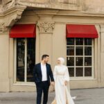 Gözde Akyıldız Instagram - İstanbul koskoca bir şehir..Ve bu şehir yalnızca seninle anlamlı…🕊️ Gelinlik: @houseofzarif Makyaj ve Türban Tasarım: @gizemyolcustudio Aksesuar: @gizemyolcustudio Gelin Buketi: @rosebellaflowers #gelinlik #gelinvedamat #damat #gelin #gelinbaşı #davetiye #alyans #aşk #gelinmakyajı #dışçekim #düğünfotoğrafçısı #düğün #düğünçekimi