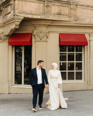 Gözde Akyıldız Instagram - İstanbul koskoca bir şehir..Ve bu şehir yalnızca seninle anlamlı…🕊️

Gelinlik: @houseofzarif 
Makyaj ve Türban Tasarım: @gizemyolcustudio 
Aksesuar: @gizemyolcustudio 
Gelin Buketi: @rosebellaflowers 

#gelinlik #gelinvedamat #damat #gelin #gelinbaşı #davetiye #alyans #aşk #gelinmakyajı #dışçekim #düğünfotoğrafçısı #düğün #düğünçekimi
