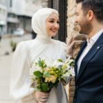 Gözde Akyıldız Instagram - İstanbul koskoca bir şehir..Ve bu şehir yalnızca seninle anlamlı…🕊️ Gelinlik: @houseofzarif Makyaj ve Türban Tasarım: @gizemyolcustudio Aksesuar: @gizemyolcustudio Gelin Buketi: @rosebellaflowers #gelinlik #gelinvedamat #damat #gelin #gelinbaşı #davetiye #alyans #aşk #gelinmakyajı #dışçekim #düğünfotoğrafçısı #düğün #düğünçekimi