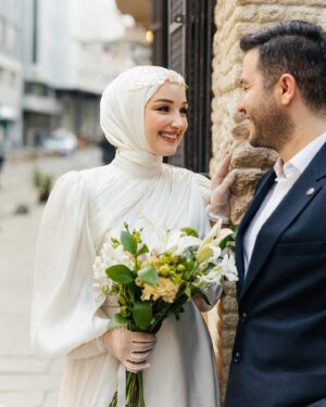 Gözde Akyıldız Instagram - İstanbul koskoca bir şehir..Ve bu şehir yalnızca seninle anlamlı…🕊️

Gelinlik: @houseofzarif 
Makyaj ve Türban Tasarım: @gizemyolcustudio 
Aksesuar: @gizemyolcustudio 
Gelin Buketi: @rosebellaflowers 

#gelinlik #gelinvedamat #damat #gelin #gelinbaşı #davetiye #alyans #aşk #gelinmakyajı #dışçekim #düğünfotoğrafçısı #düğün #düğünçekimi