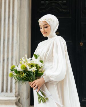 Gözde Akyıldız Instagram - İstanbul koskoca bir şehir..Ve bu şehir yalnızca seninle anlamlı…🕊️

Gelinlik: @houseofzarif 
Makyaj ve Türban Tasarım: @gizemyolcustudio 
Aksesuar: @gizemyolcustudio 
Gelin Buketi: @rosebellaflowers 

#gelinlik #gelinvedamat #damat #gelin #gelinbaşı #davetiye #alyans #aşk #gelinmakyajı #dışçekim #düğünfotoğrafçısı #düğün #düğünçekimi