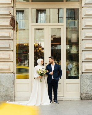 Gözde Akyıldız Instagram - Sevgili Gözde ve Yunus çiftimizle İstanbul’un nefes kesici sokaklarında gerçekleştirdiğimiz unutulmaz fotoğraf çekimini paylaşmaktan heyecan duyuyoruz!✨ 
Pera Palas’tan Taksim’e, Taksim’den Şişhane’ye, Şişhane’den Haliç köprüsü’ne kadar İstanbul’un eşsiz atmosferinde aşk dolu bir yolculuğa çıktık🕊️
İstanbul gibi bir şehirde aşkınız daima büyüsün! İçinizdeki keşfedilmemiş sokakları bulmanız dileğiyle🤍 
@akyldzgzde & @alryns__ 

Gelinlik: @houseofzarif 
Makyaj ve türban tasarım: @gizemyolcustudio 
Aksesuar: @gizemyolcustudio 
Gelin buketi: @rosebellaflowers 

#gelinçiçeği #gelindamat #dugunfotografcisi #düğünfotoğrafçısı #gelinbaşı #gelinlik #gelin #gelinbuketi #gelindamatpozları #düğün #düğündavetiyesi #gelinbaşı #türbantasarımı #dışçekim #düğünklibi