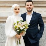 Gözde Akyıldız Instagram - İstanbul koskoca bir şehir..Ve bu şehir yalnızca seninle anlamlı…🕊️ Gelinlik: @houseofzarif Makyaj ve Türban Tasarım: @gizemyolcustudio Aksesuar: @gizemyolcustudio Gelin Buketi: @rosebellaflowers #gelinlik #gelinvedamat #damat #gelin #gelinbaşı #davetiye #alyans #aşk #gelinmakyajı #dışçekim #düğünfotoğrafçısı #düğün #düğünçekimi