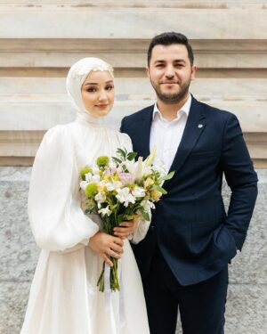Gözde Akyıldız Instagram - İstanbul koskoca bir şehir..Ve bu şehir yalnızca seninle anlamlı…🕊️

Gelinlik: @houseofzarif 
Makyaj ve Türban Tasarım: @gizemyolcustudio 
Aksesuar: @gizemyolcustudio 
Gelin Buketi: @rosebellaflowers 

#gelinlik #gelinvedamat #damat #gelin #gelinbaşı #davetiye #alyans #aşk #gelinmakyajı #dışçekim #düğünfotoğrafçısı #düğün #düğünçekimi