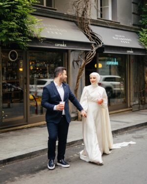 Gözde Akyıldız Instagram - Güzel ve Zarif
 #houseofzarifgelini @akyldzgzde 🤍
🦢
@masalgibi ve @gizemyolcustudio ekiplerinin ellerine sağlık 🤍
#houseofzarifgelini #houseofzarif #modest #gozdeakyildiz