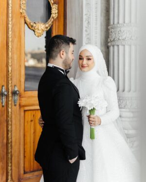 Gözde Akyıldız Instagram - Zemheri gönlüme düşen baharsın…✨

Gelinlik: @zeynepozel.bridal 
Makyaj ve Türban Tasarım: @gizemyolcustudio 
Buket: @ruyamcollection 

#damat #gelin #gelinlikmodelleri #gelinvedamat #düğündışçekim #fotoğraf #düğün #düğünfotoğrafçısı #dışçekim #alyans #davetiye #gelinbuketi