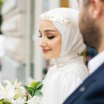 Gözde Akyıldız Instagram – Sevgili Gözde ve Yunus çiftimizle İstanbul’un nefes kesici sokaklarında gerçekleştirdiğimiz unutulmaz fotoğraf çekimini paylaşmaktan heyecan duyuyoruz!✨ 
Pera Palas’tan Taksim’e, Taksim’den Şişhane’ye, Şişhane’den Haliç köprüsü’ne kadar İstanbul’un eşsiz atmosferinde aşk dolu bir yolculuğa çıktık🕊️
İstanbul gibi bir şehirde aşkınız daima büyüsün! İçinizdeki keşfedilmemiş sokakları bulmanız dileğiyle🤍 
@akyldzgzde & @alryns__ 

Gelinlik: @houseofzarif 
Makyaj ve türban tasarım: @gizemyolcustudio 
Aksesuar: @gizemyolcustudio 
Gelin buketi: @rosebellaflowers 

#gelinçiçeği #gelindamat #dugunfotografcisi #düğünfotoğrafçısı #gelinbaşı #gelinlik #gelin #gelinbuketi #gelindamatpozları #düğün #düğündavetiyesi #gelinbaşı #türbantasarımı #dışçekim #düğünklibi