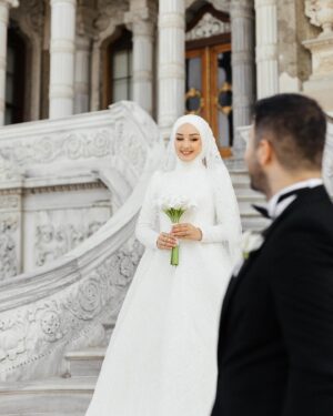 Gözde Akyıldız Instagram - Zemheri gönlüme düşen baharsın…✨

Gelinlik: @zeynepozel.bridal 
Makyaj ve Türban Tasarım: @gizemyolcustudio 
Buket: @ruyamcollection 

#damat #gelin #gelinlikmodelleri #gelinvedamat #düğündışçekim #fotoğraf #düğün #düğünfotoğrafçısı #dışçekim #alyans #davetiye #gelinbuketi