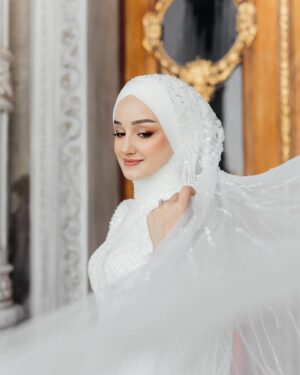 Gözde Akyıldız Instagram - Zemheri gönlüme düşen baharsın…✨

Gelinlik: @zeynepozel.bridal 
Makyaj ve Türban Tasarım: @gizemyolcustudio 
Buket: @ruyamcollection 

#damat #gelin #gelinlikmodelleri #gelinvedamat #düğündışçekim #fotoğraf #düğün #düğünfotoğrafçısı #dışçekim #alyans #davetiye #gelinbuketi