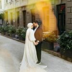 Gözde Akyıldız Instagram – Sevgili Gözde ve Yunus çiftimizle İstanbul’un nefes kesici sokaklarında gerçekleştirdiğimiz unutulmaz fotoğraf çekimini paylaşmaktan heyecan duyuyoruz!✨ 
Pera Palas’tan Taksim’e, Taksim’den Şişhane’ye, Şişhane’den Haliç köprüsü’ne kadar İstanbul’un eşsiz atmosferinde aşk dolu bir yolculuğa çıktık🕊️
İstanbul gibi bir şehirde aşkınız daima büyüsün! İçinizdeki keşfedilmemiş sokakları bulmanız dileğiyle🤍 
@akyldzgzde & @alryns__ 

Gelinlik: @houseofzarif 
Makyaj ve türban tasarım: @gizemyolcustudio 
Aksesuar: @gizemyolcustudio 
Gelin buketi: @rosebellaflowers 

#gelinçiçeği #gelindamat #dugunfotografcisi #düğünfotoğrafçısı #gelinbaşı #gelinlik #gelin #gelinbuketi #gelindamatpozları #düğün #düğündavetiyesi #gelinbaşı #türbantasarımı #dışçekim #düğünklibi