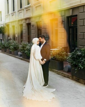 Gözde Akyıldız Instagram - Sevgili Gözde ve Yunus çiftimizle İstanbul’un nefes kesici sokaklarında gerçekleştirdiğimiz unutulmaz fotoğraf çekimini paylaşmaktan heyecan duyuyoruz!✨ 
Pera Palas’tan Taksim’e, Taksim’den Şişhane’ye, Şişhane’den Haliç köprüsü’ne kadar İstanbul’un eşsiz atmosferinde aşk dolu bir yolculuğa çıktık🕊️
İstanbul gibi bir şehirde aşkınız daima büyüsün! İçinizdeki keşfedilmemiş sokakları bulmanız dileğiyle🤍 
@akyldzgzde & @alryns__ 

Gelinlik: @houseofzarif 
Makyaj ve türban tasarım: @gizemyolcustudio 
Aksesuar: @gizemyolcustudio 
Gelin buketi: @rosebellaflowers 

#gelinçiçeği #gelindamat #dugunfotografcisi #düğünfotoğrafçısı #gelinbaşı #gelinlik #gelin #gelinbuketi #gelindamatpozları #düğün #düğündavetiyesi #gelinbaşı #türbantasarımı #dışçekim #düğünklibi